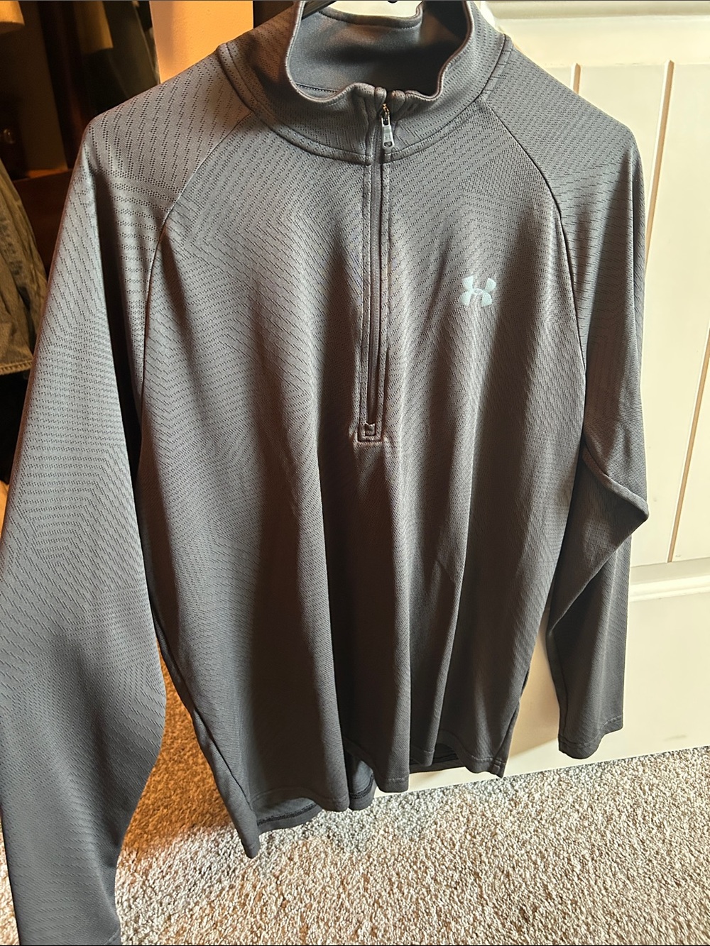 Under Armour Men’s Charcoal Gray 1/4 Zip Performance Jacket (Light pullover)